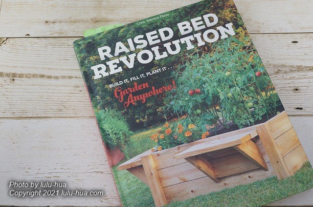洋書RAISED BED REVOLUTIONに付箋紙がたくさん貼られている写真写真