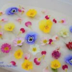 ビオラのドライフラワーをシリカゲルで作っている様子の画像