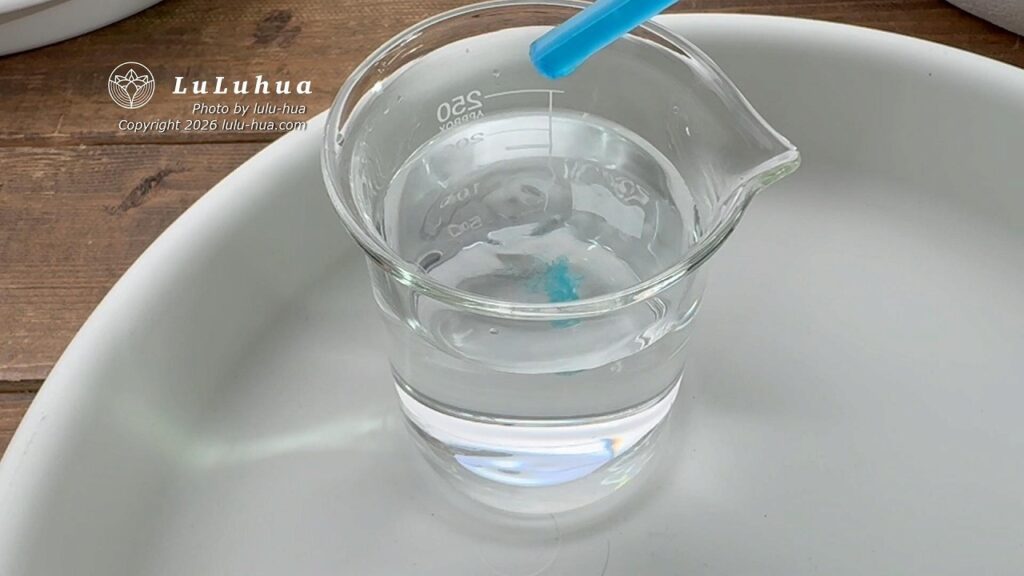 多肉植物に与える液体肥料を、説明書よりさらに倍の薄さ(約2000倍)に水で薄めている様子。